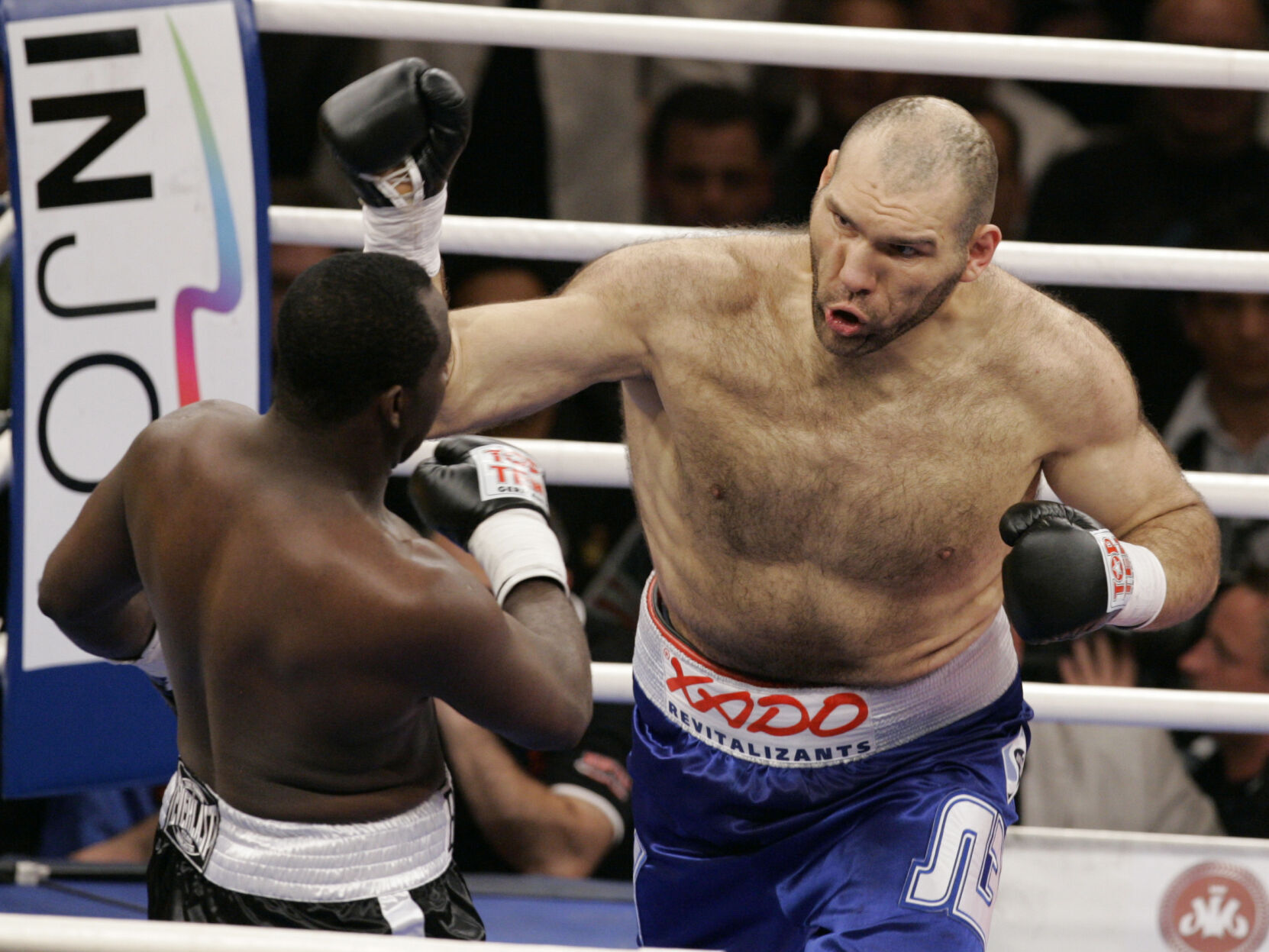 2006: Russia's Nikolai Valuev retains WBA heavyweight title